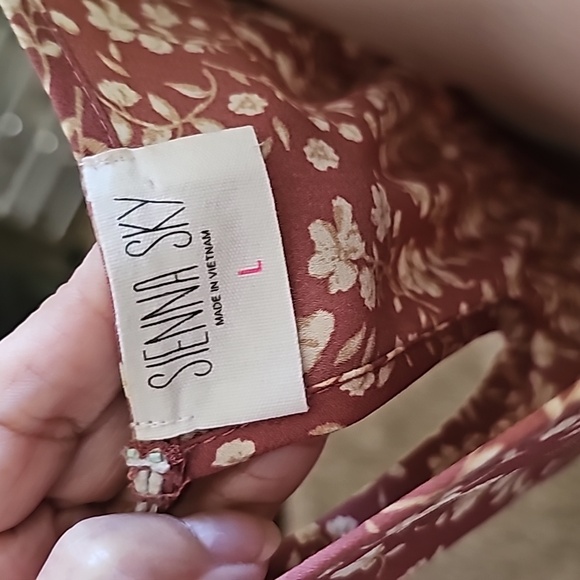 Dress - Picture 8 of 8